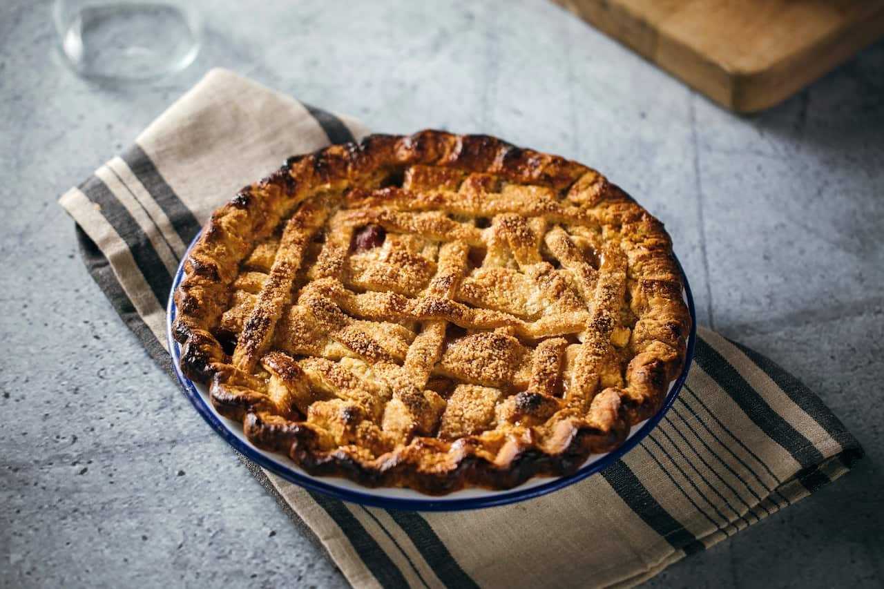 Peach, cardamom and vanilla pie