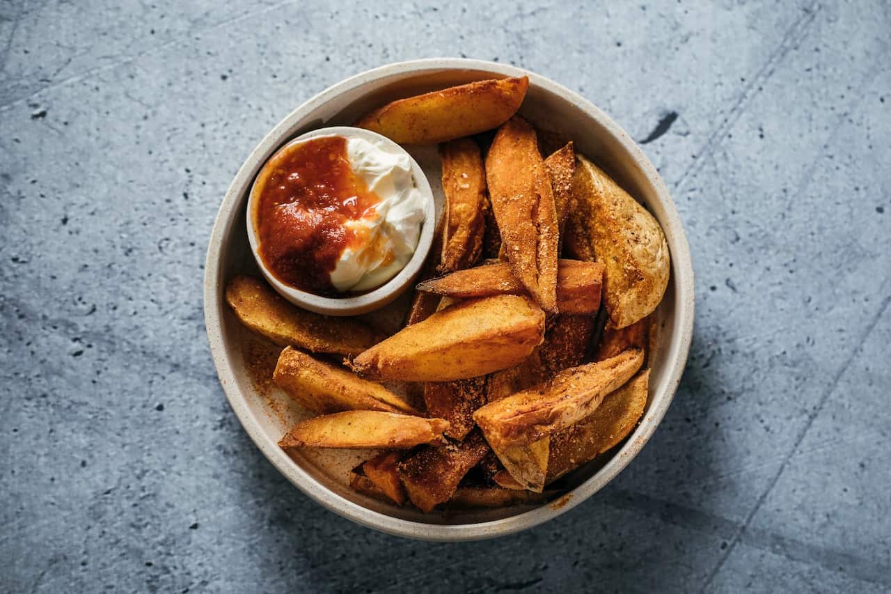 Wedges with sweet chilli and sour cream