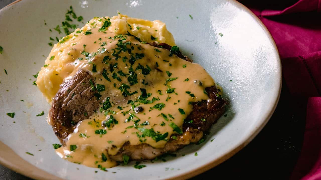 Pub steak with pepperberry sauce and mash 