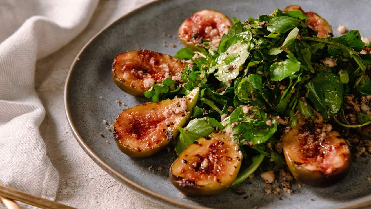 Figs with macadamia and bush tomato dukkah 