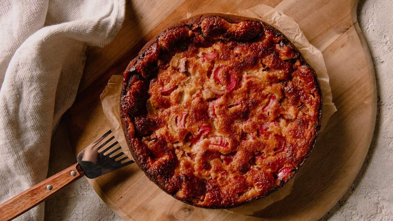 Cottage-cheese cake with rhubarb