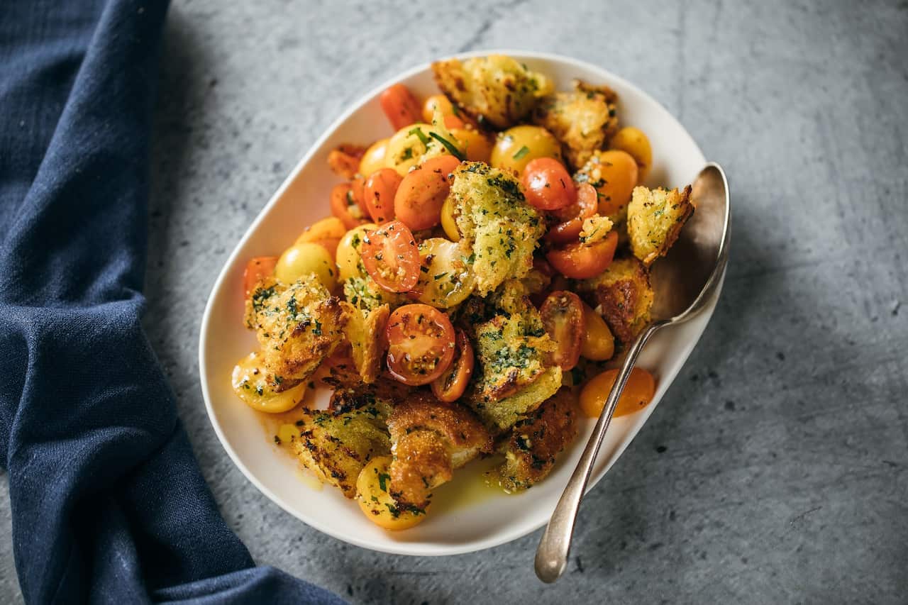 Tomato and garlic bread salad