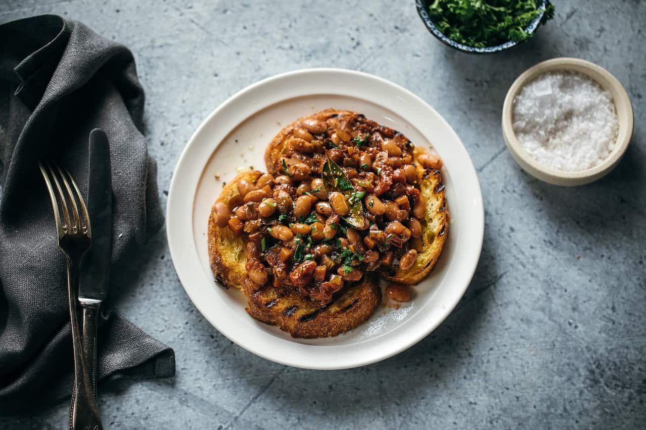 Red wine baked beans