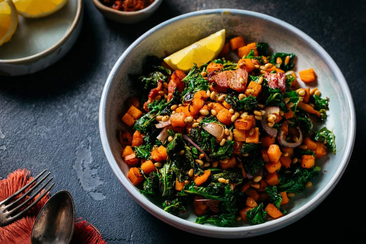 Stir-fried salad (pancetta, kale, pumpkin) 