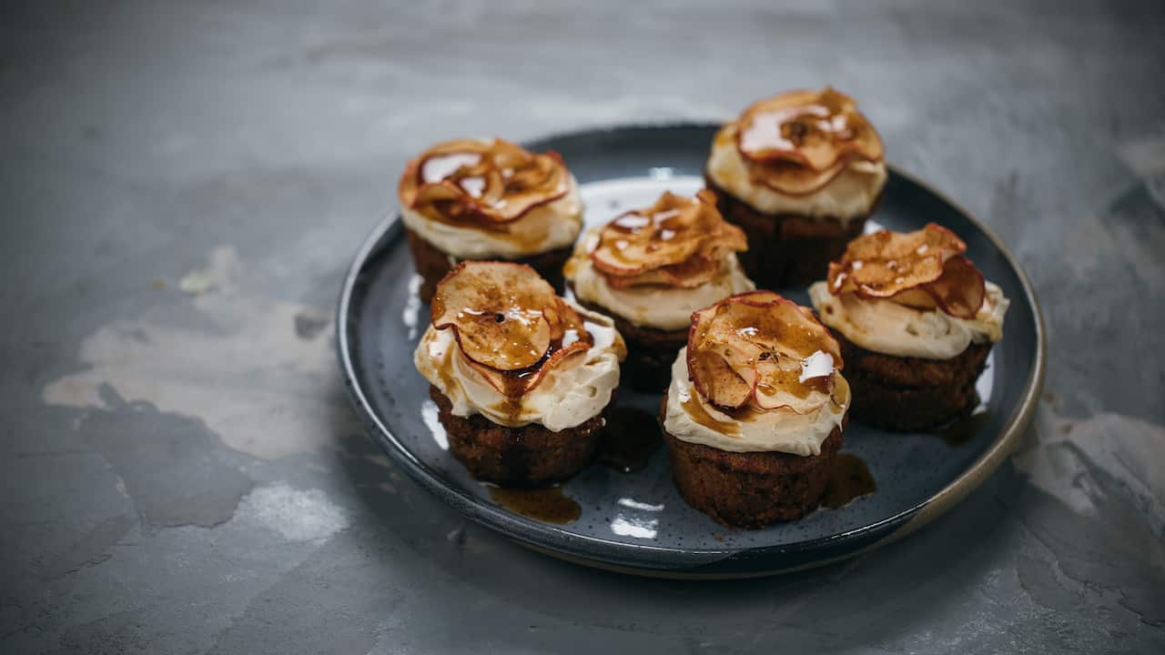 Little spiced carrot & apple cakes with maple cinnamon frosting