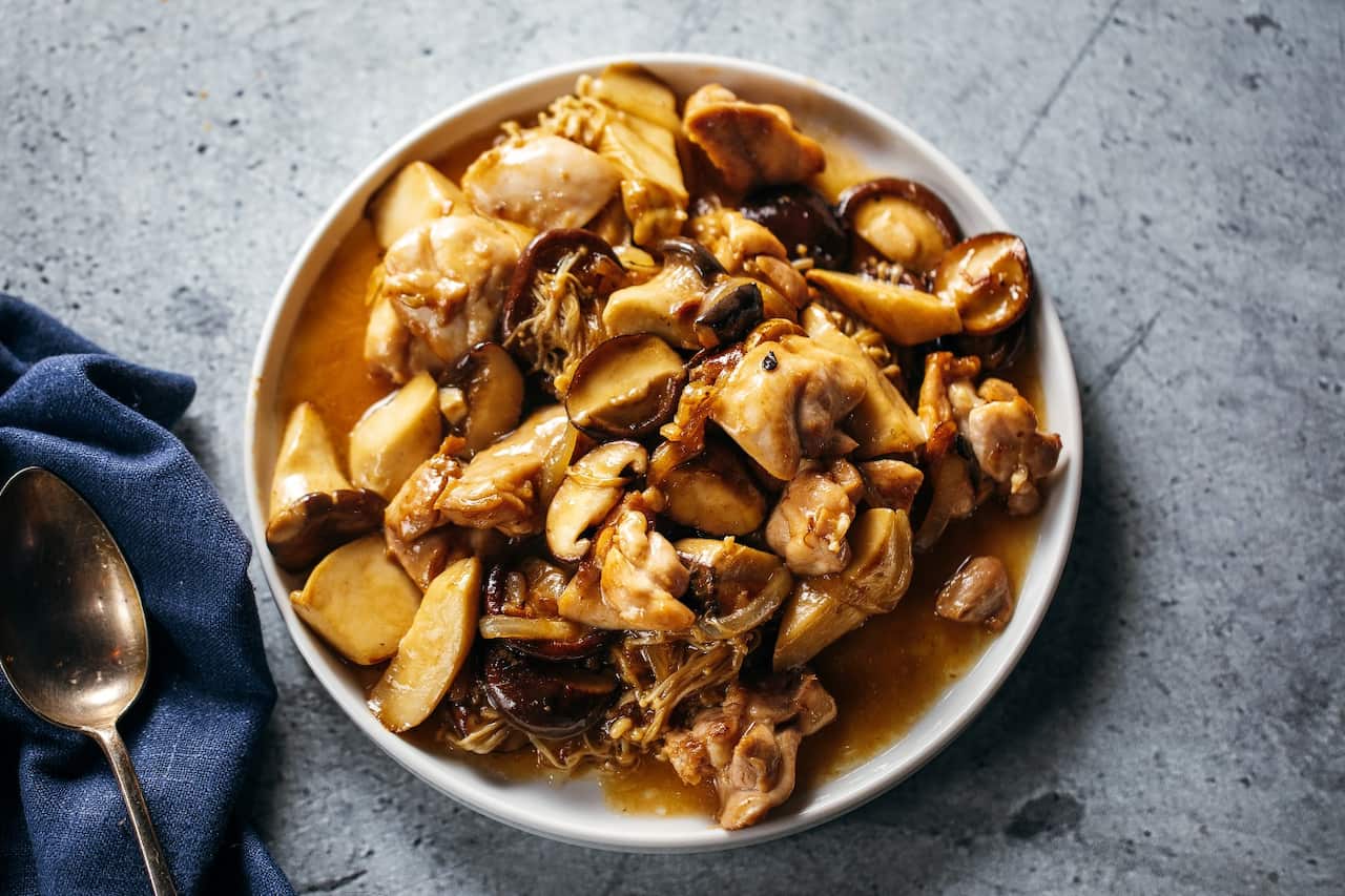 Stir-fried chicken and mushrooms