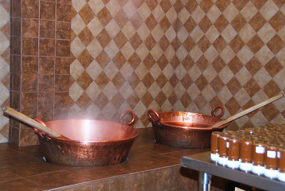 making cajeta at  La Tradicional de Salgado