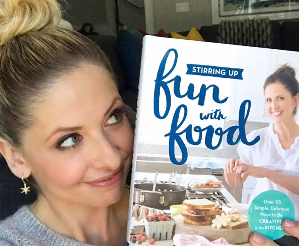 Sarah Michelle Gellar with her cookbook