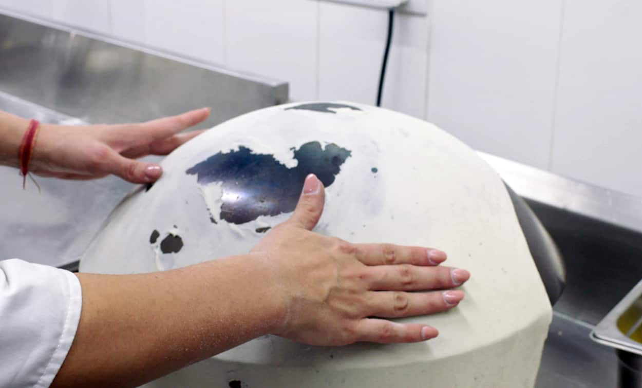 Sarah Todd makes roti in My Second Restaurantin India