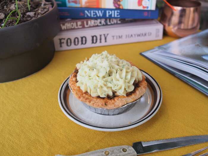 The El Pastor pie that combines Australian and Salvadoran cuisine.