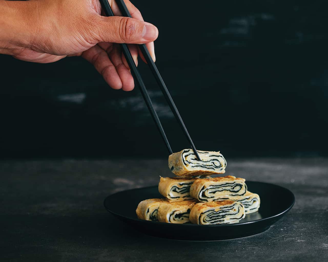 Seaweed egg roll (gim gyeran mari)