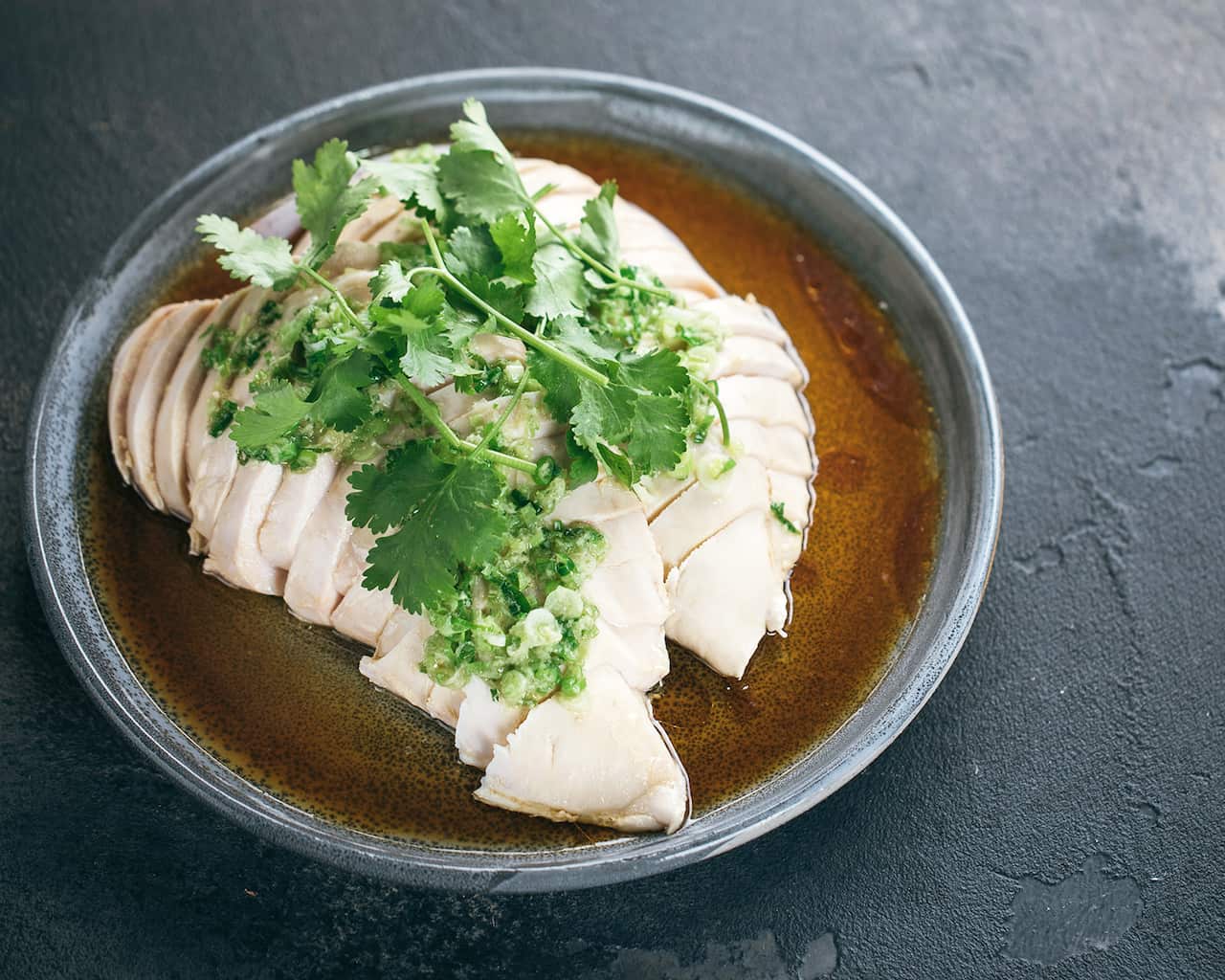 Steamed chicken breast with spring onion oil
