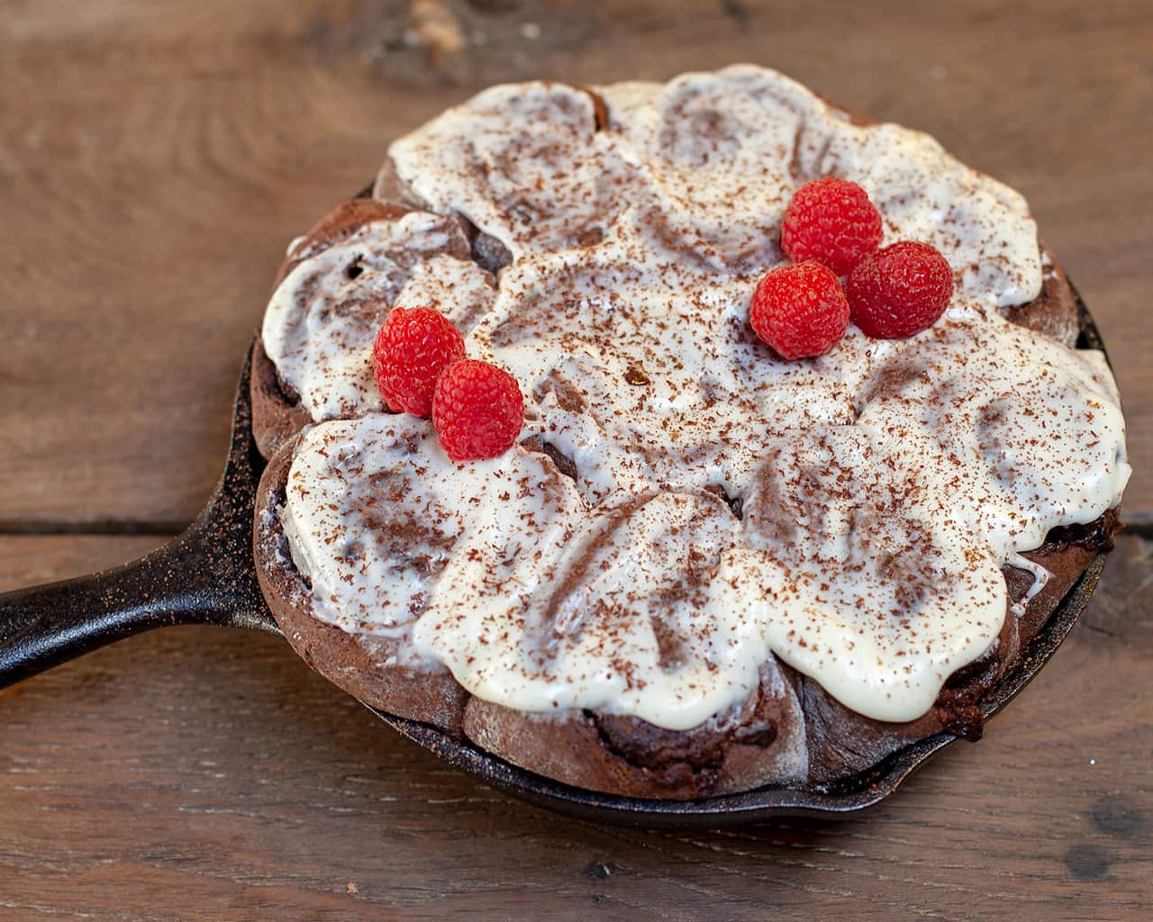 Sticky chocolate skillet buns