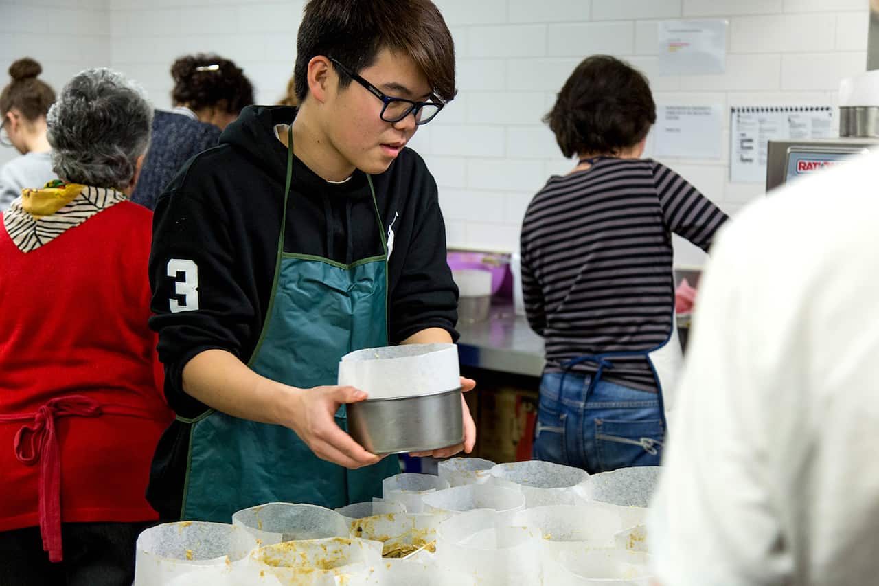 Students making Christmas cakes