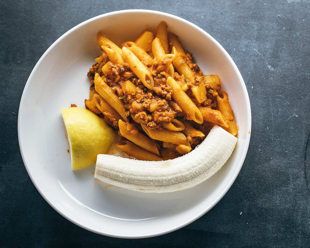 Suugo iyo pasta (Soamli bolognese and bananas)