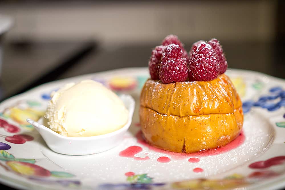 Baked apples with raspberries (Pommes au four aux framboises)