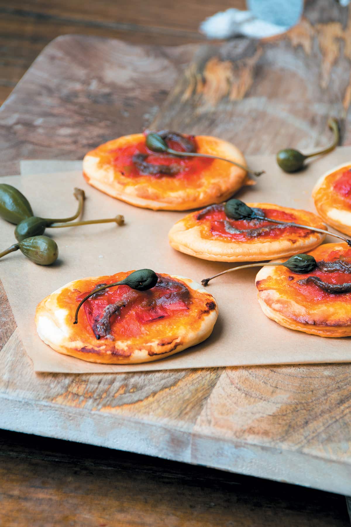 Tomato and anchovy pizza (pizzette con pomodoro e acciughe)