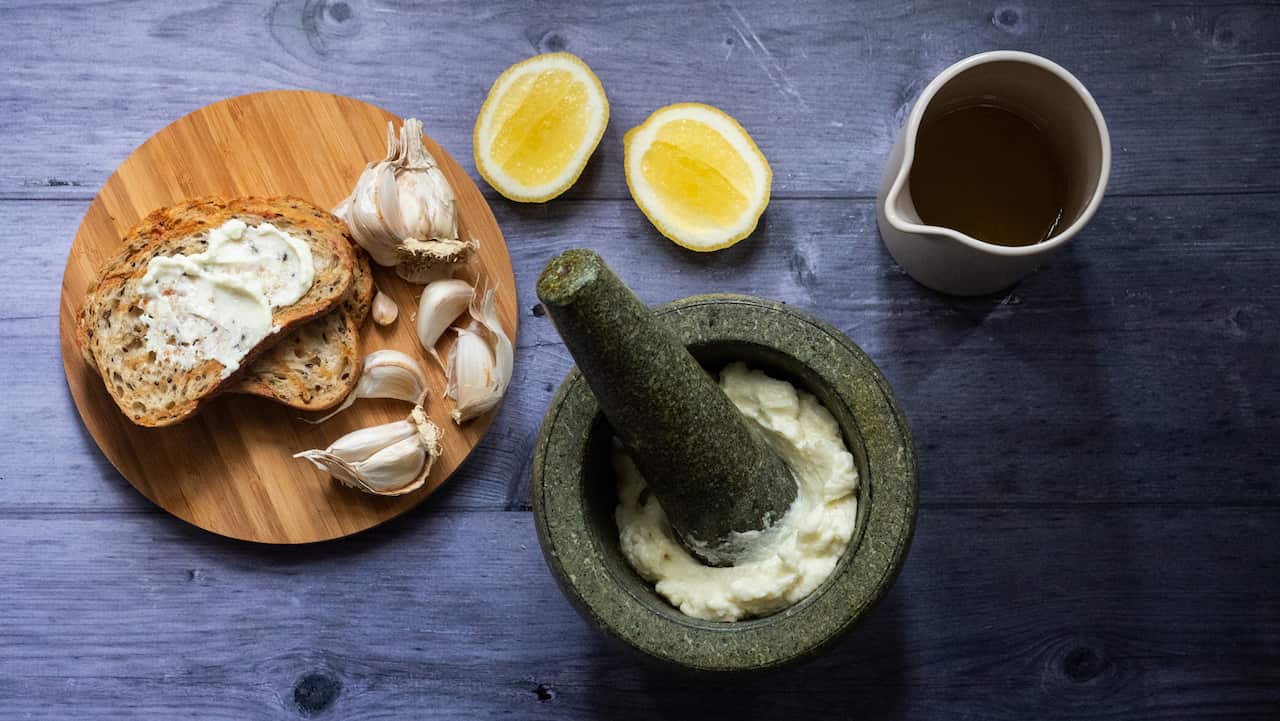 Lebanese garlic sauce (toum)