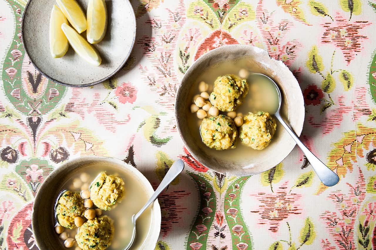 Turmeric soup with chicken meatballs (gundi)