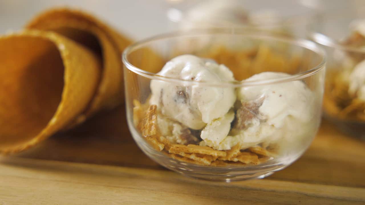 Cinnamnon crumble ice-cream