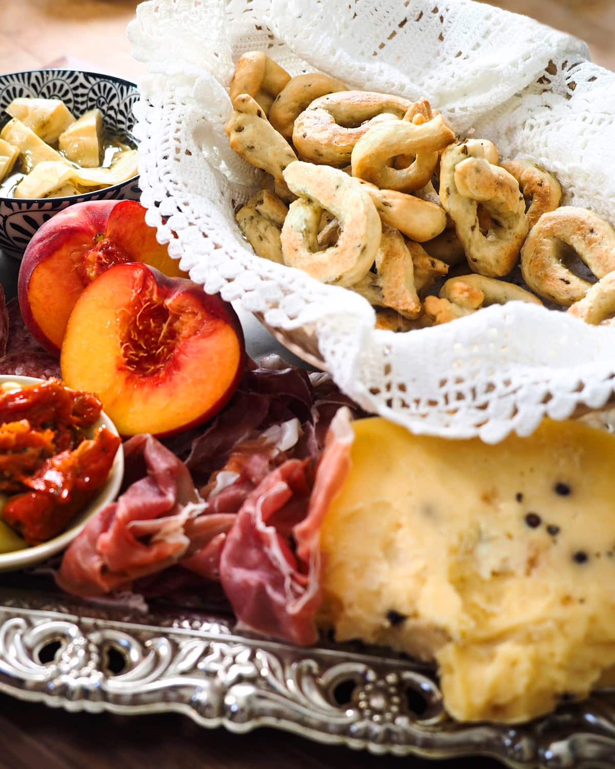 White wine and olive oil crackers (taralli al vino)