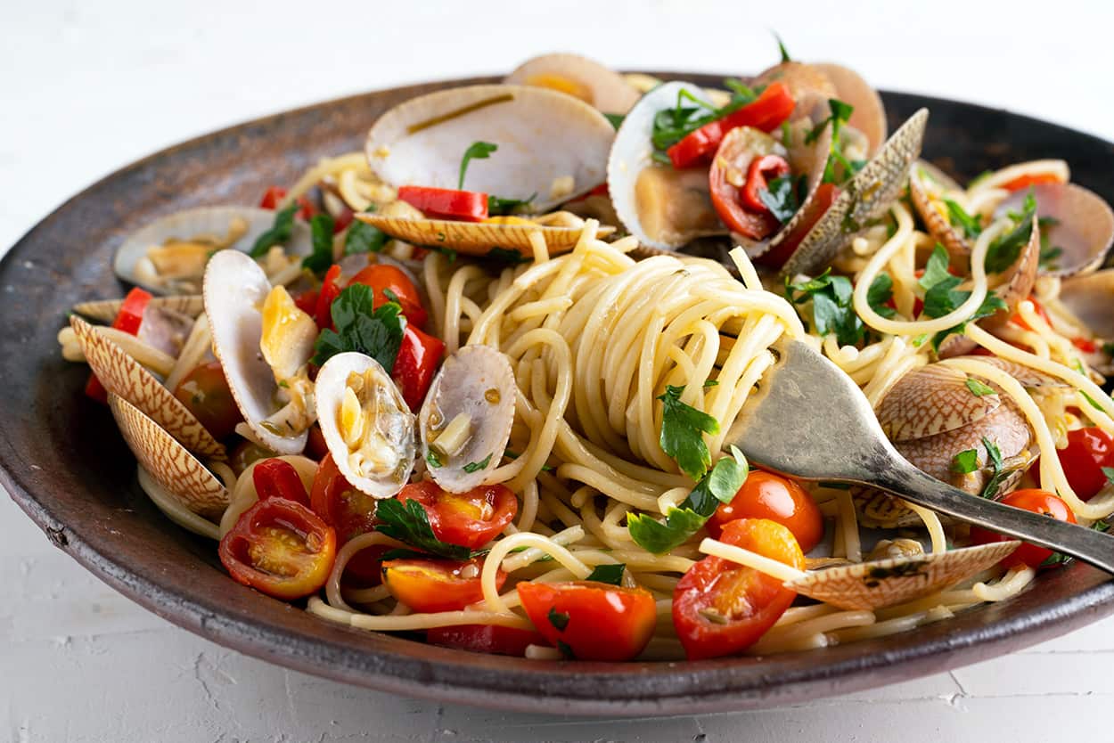 •	350 g (3/4 packet) of spaghettini or linguine •	about 4 tbsp good quality extra virgin olive oil •	2 garlic cloves •	1 red chilli (or half, according to what heat intensity you prefer) •	about 1/3 cup parsley (leaves and the tender bits of the stalks)  