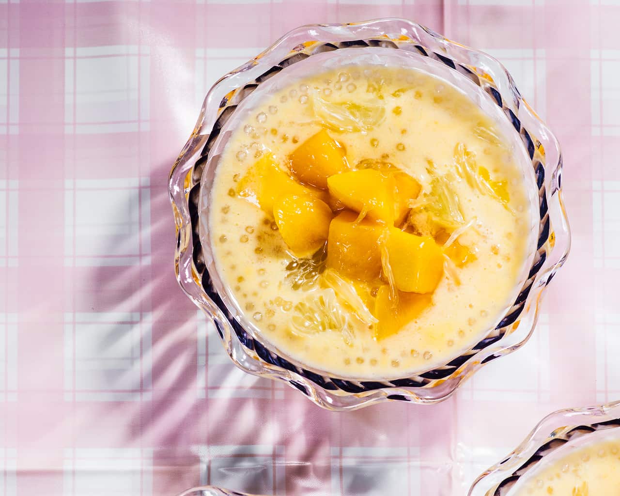 Yeung chi ka m lo (Sago with coconut, mango and pomelo)