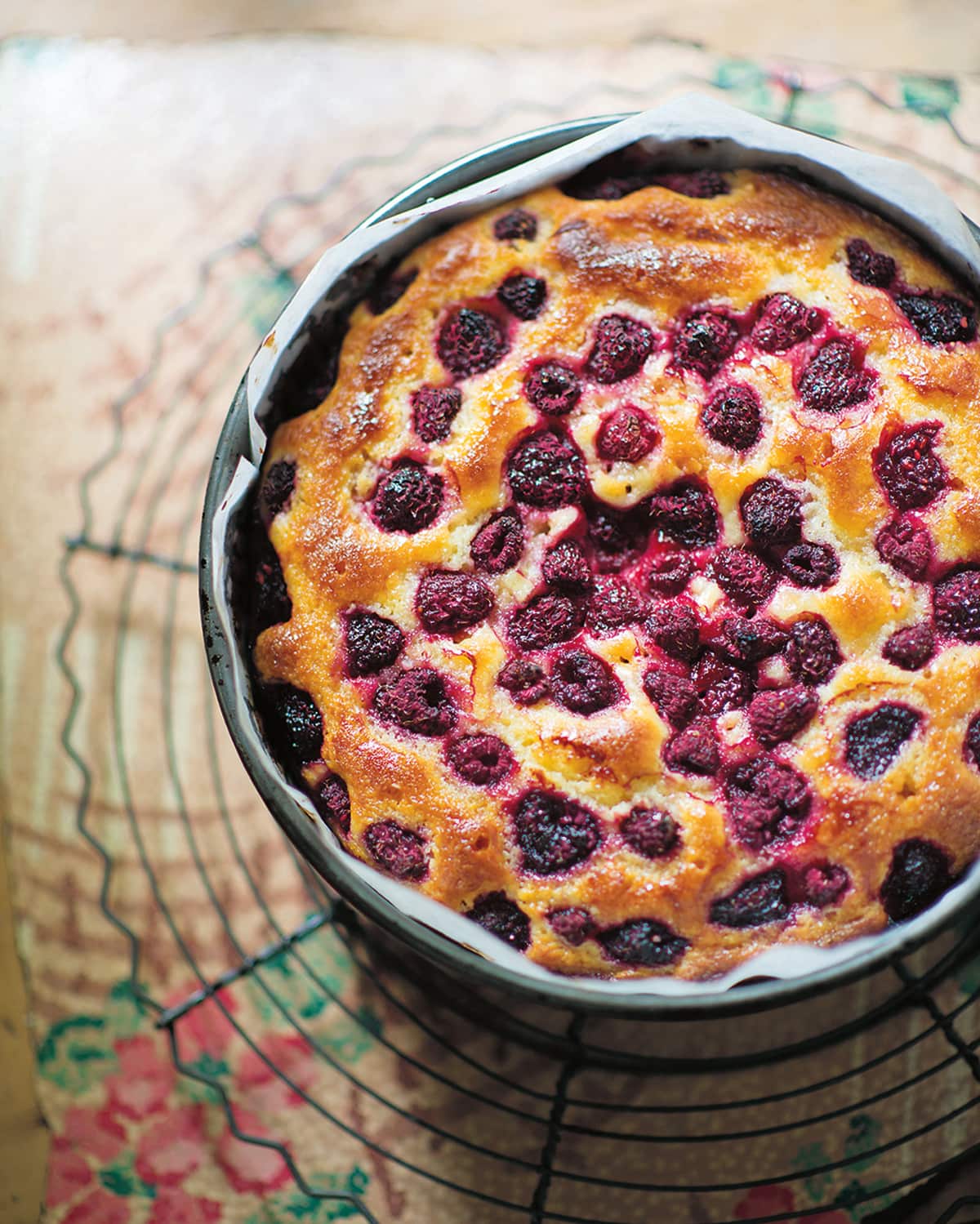Yoghurt and raspberry cake