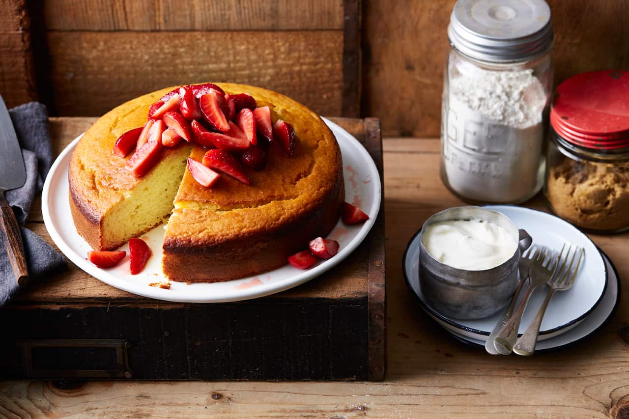 Greek Yoghurt cake with strawberries