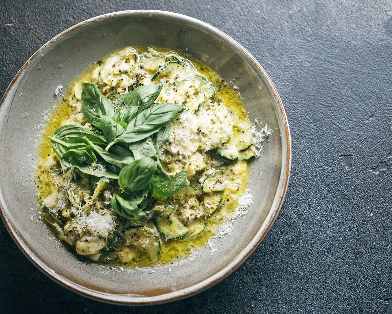 Zucchini and pesto scrambled eggs
