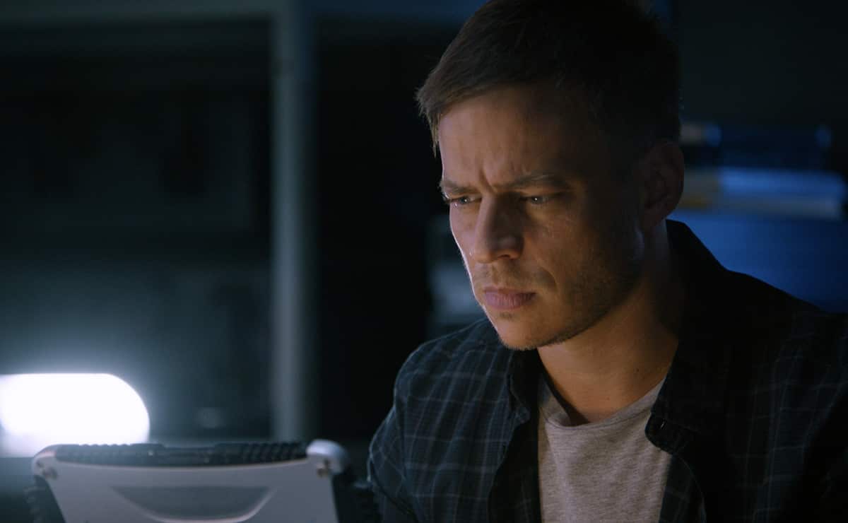 Tom Wlaschiha in Crossing Lines