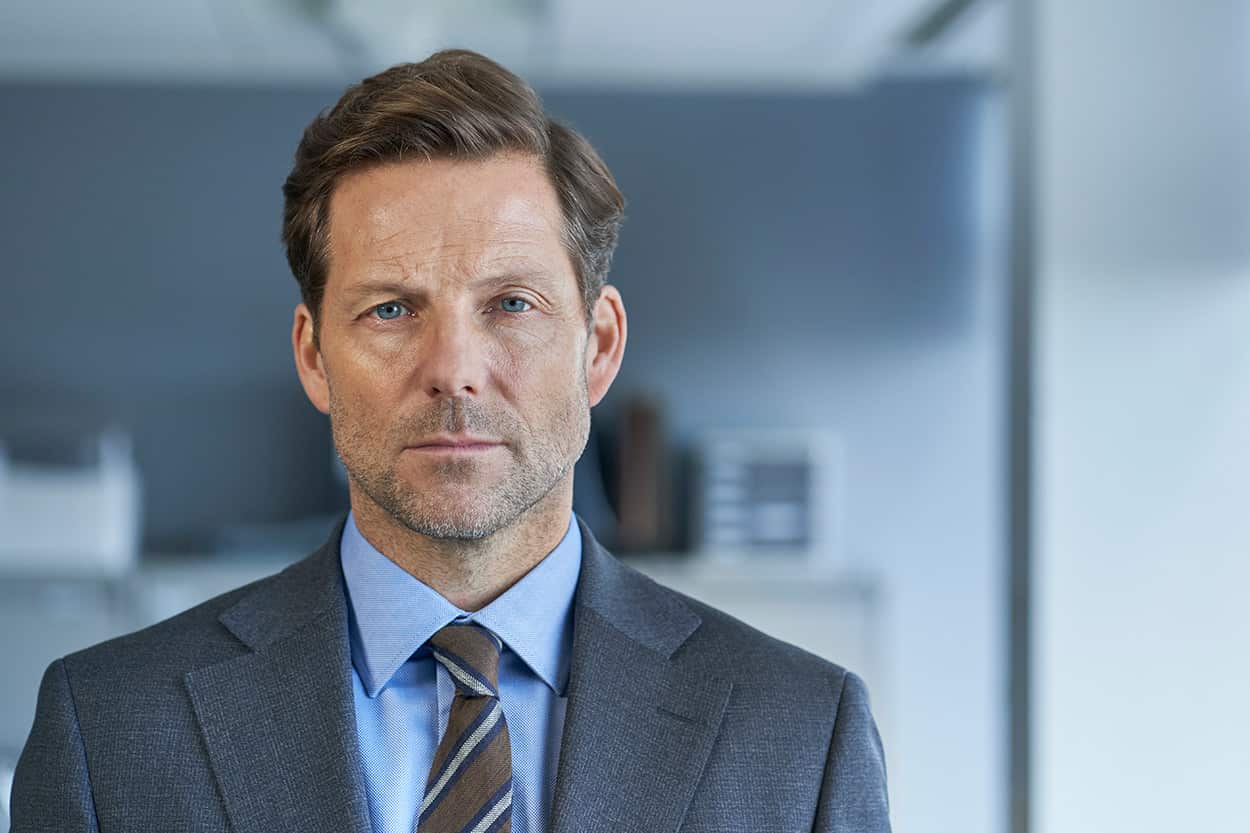 DI Ray, Jamie Bamber
