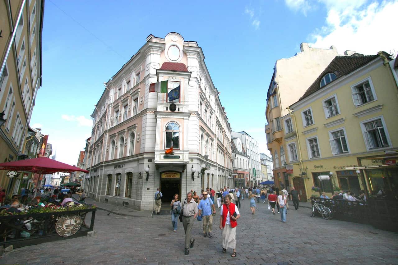 Estland - Touristen in der Altstadt von Tallinn