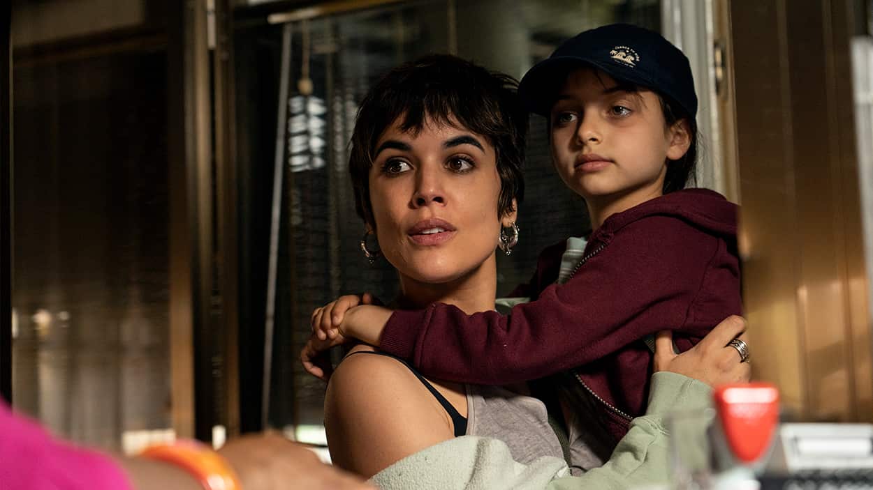 Manuela (Adriana Ugarte)  with Alba (Cosette Silguero) in Heridas