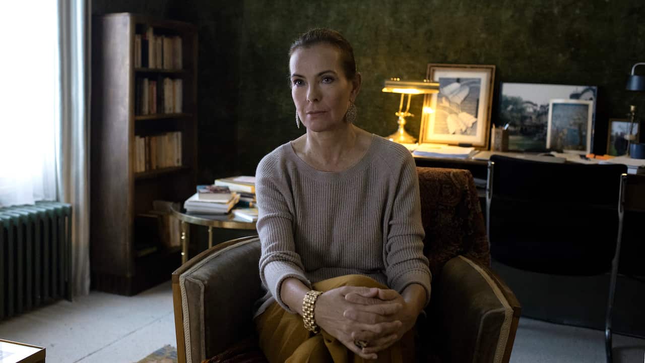 In Therapy, Carole Bouquet