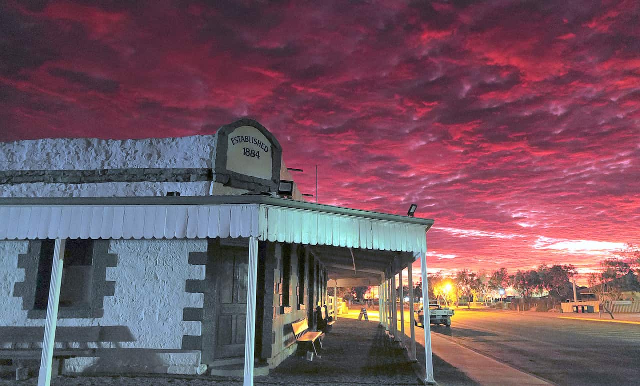 Ray Martin: Mysteries of the Outback, Birdsville Hotel