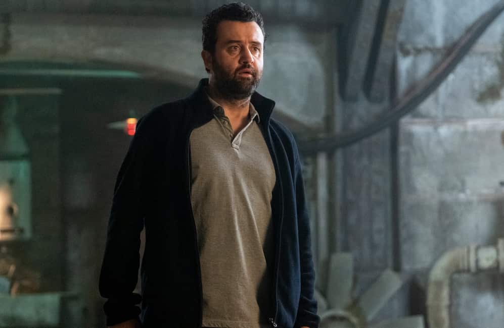 Daniel Mays plays Lee Simmons.