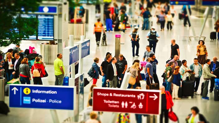 busy airport, airport queue