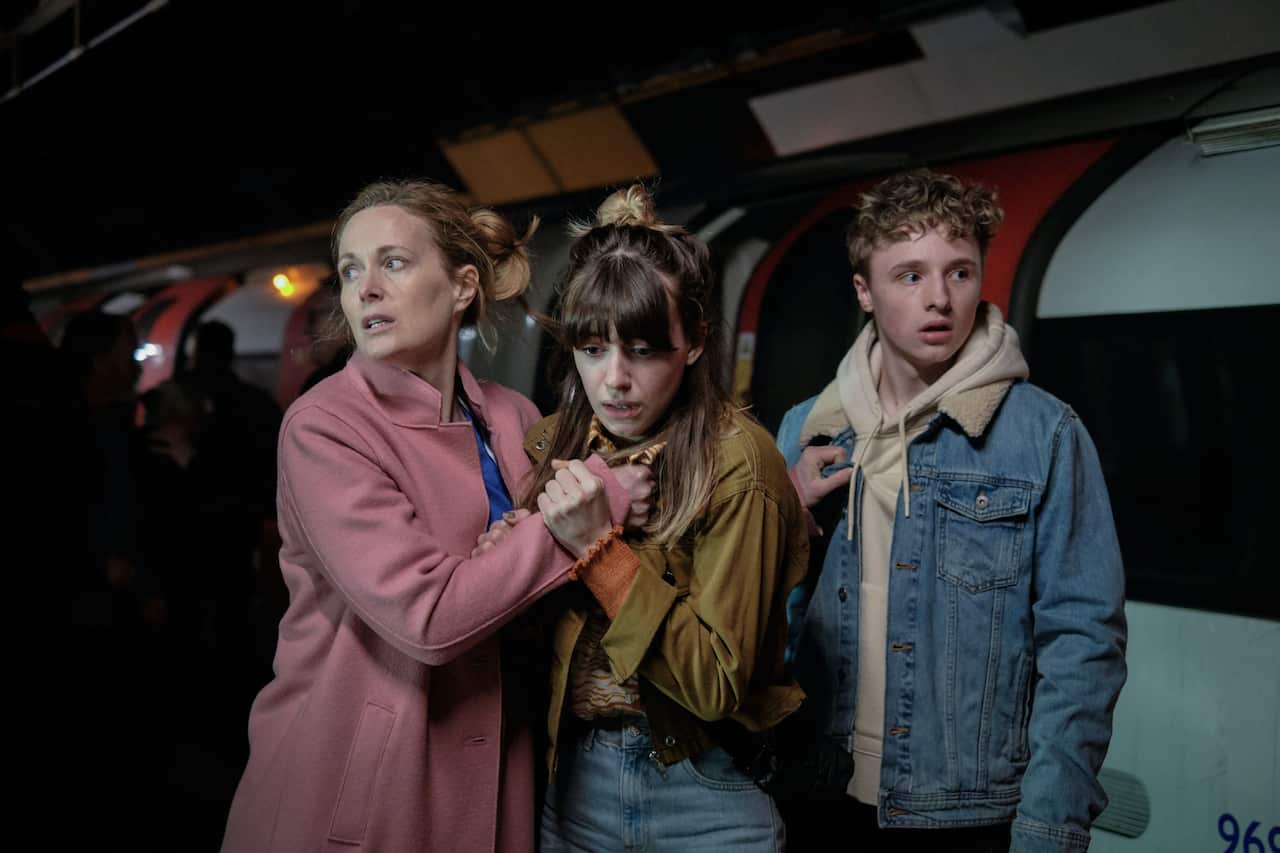 La Guerre Des Mondes - War of the Worlds Episode 1, Natasha Little, Daisy Edgar-Jones, Ty Tennant