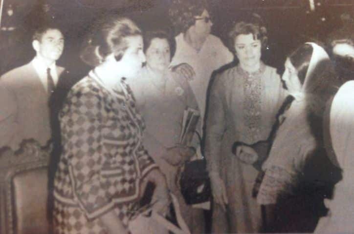 Zahra Kohistani receiving Mother of the Year Award in early 1970 from wife of King Zahir Shah, Queen Humaira Begum. (Source: Elly Kohistani)