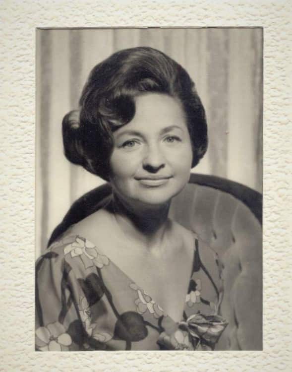 Fella Hamilton lived in the UK until she migrated to Australia.