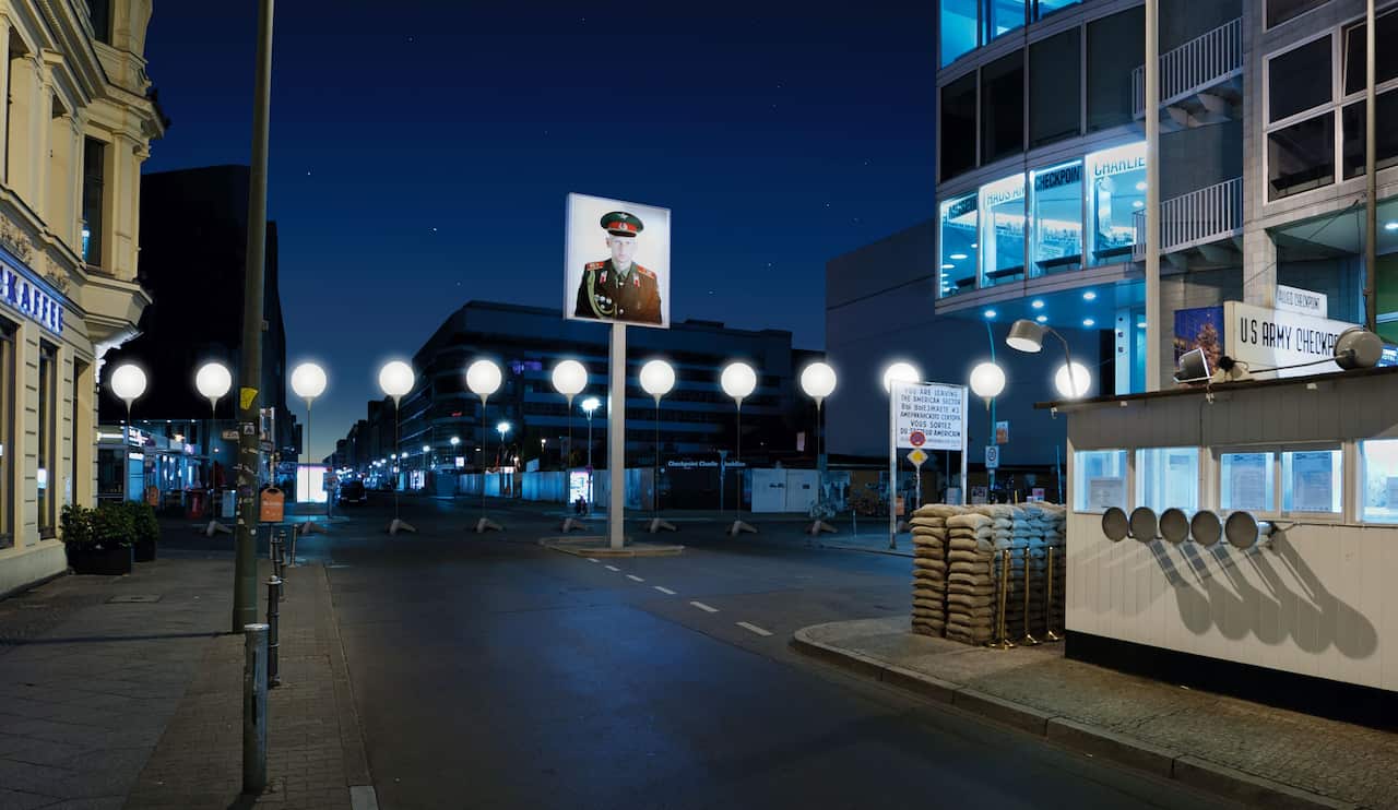 05_lichtgrenze_checkpoint_charlie_c_kulturprojekte_berlin_whitevoid_christopher_bauder_foto_daniel_bueche.jpg