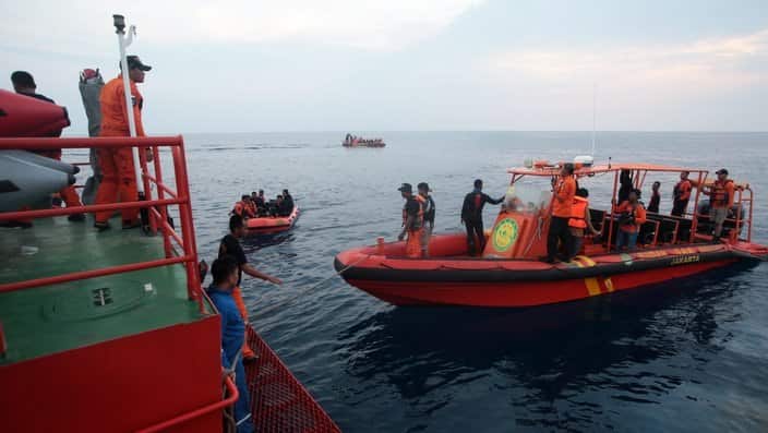 Indonesian rescue team operate during the recovery mission for the crashed Lion Air flight JT-610 plane at Tanjung Pakis Sea, West Java, Indonesia, 31 October 2018