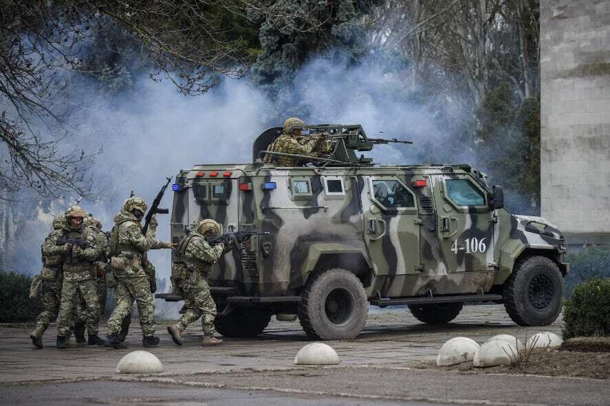 Ukrainian police and National Guard servicemen take part in an exercises near the village of Skadovsk district of Kherson area, South Ukraine, 12 Febrruary.