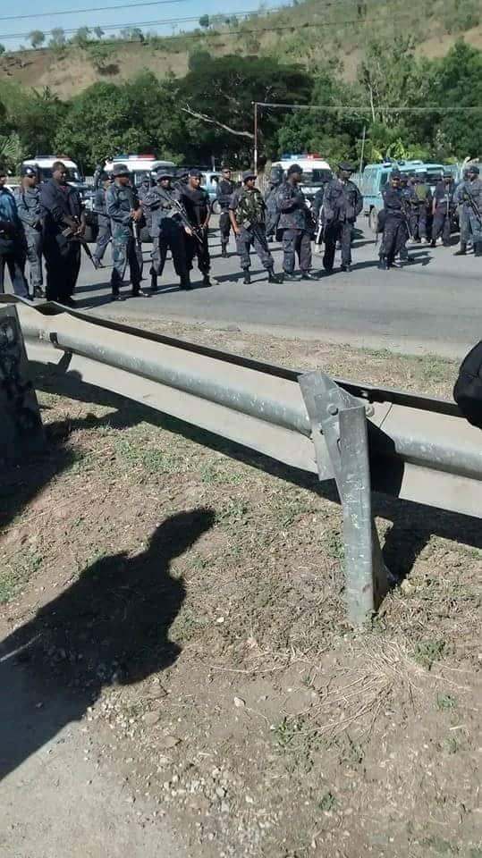 Police block the path of protesters in Papua New Guinea.