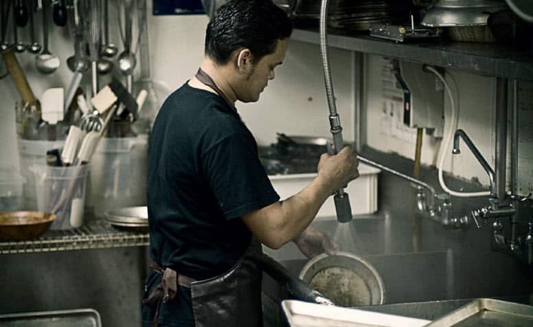 Temporary migrants in Victoria will now be able to access a one-off $800 emergency payment if they are in severe financial hardship. 