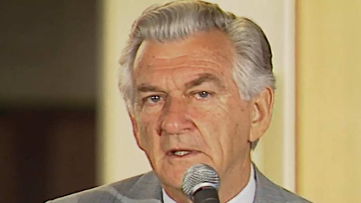 Bob Hawke addresses Indigenous leaders after unsuccessfully pushing for a treaty.