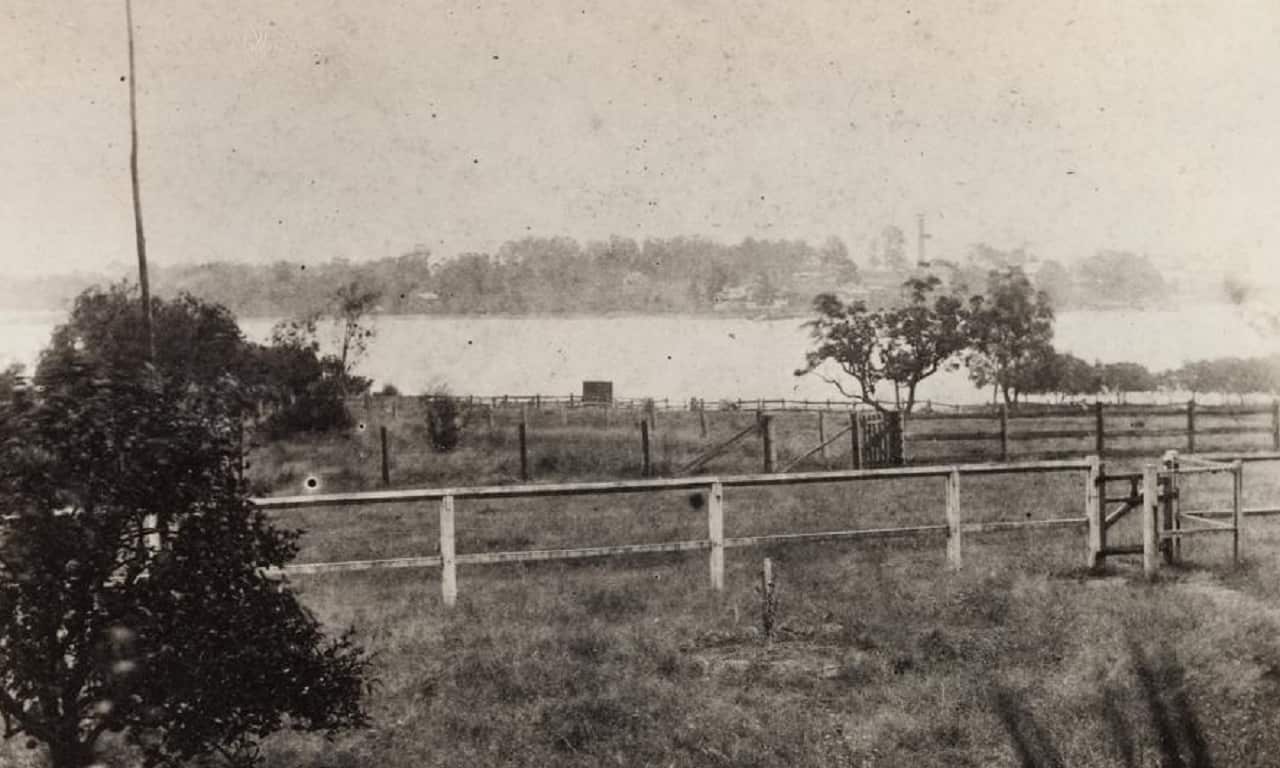 The view of what is believed to be Bennelong's grave around 1900.