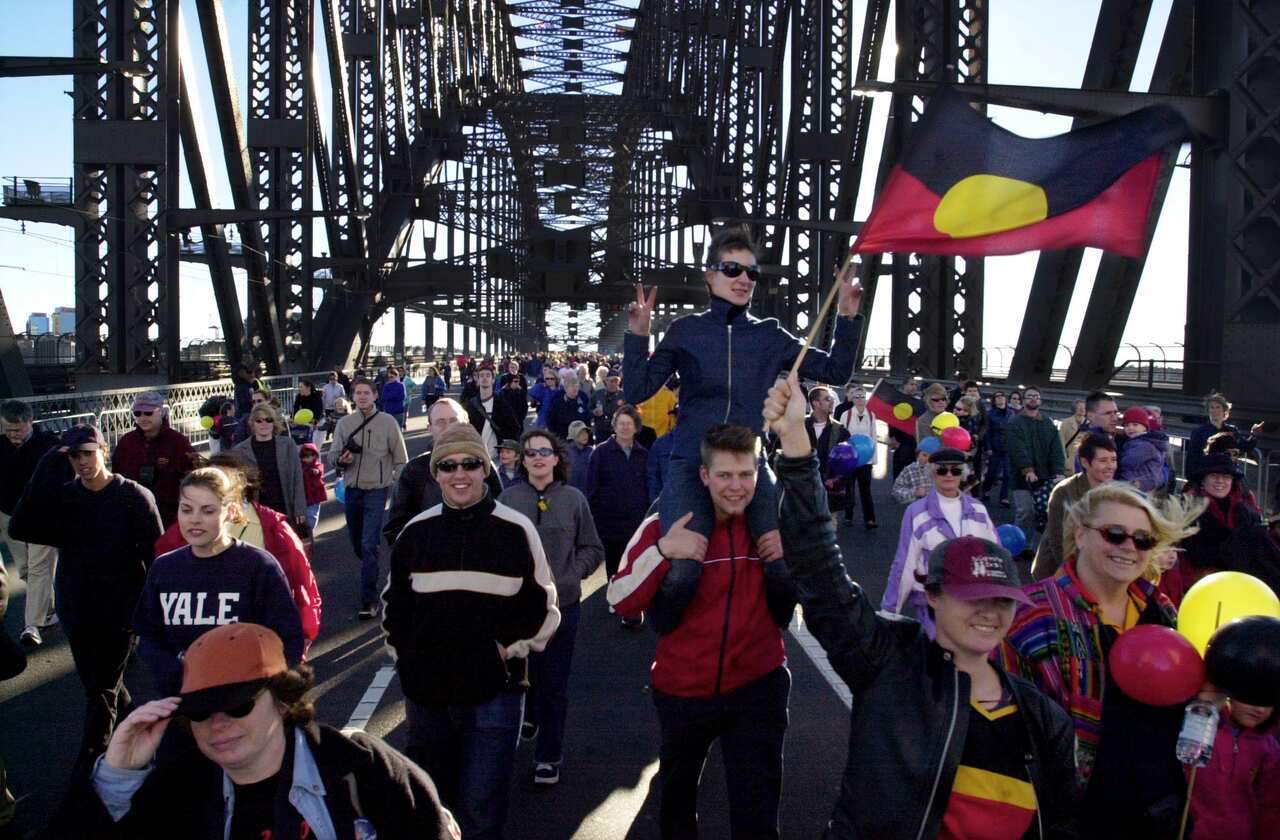Crowds streamed across the bridge to signify a desire to seek reconciliation with Indigenous Australians.
