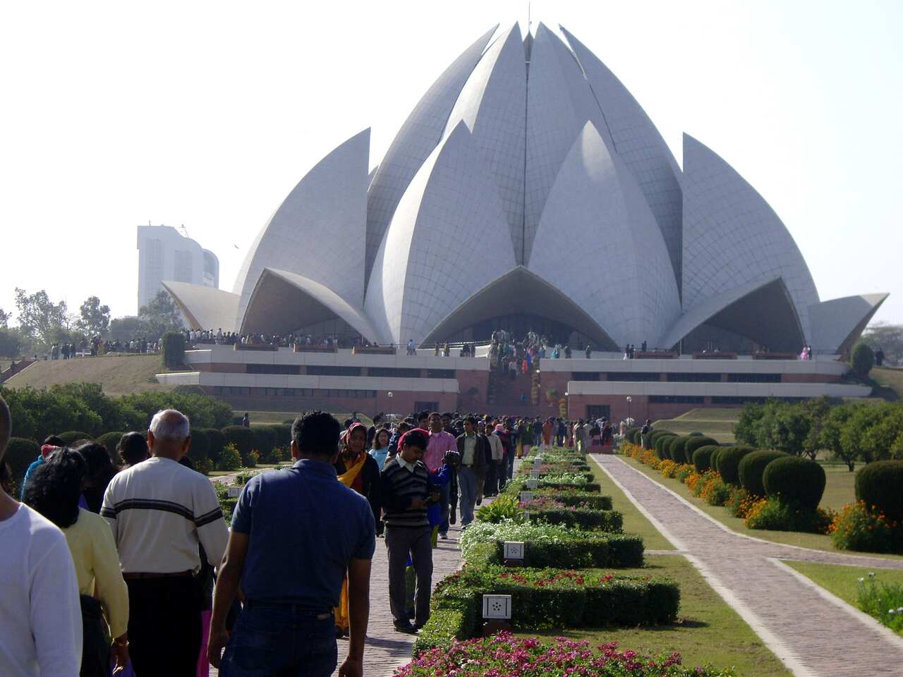 DELHI - Sunday crowds at the Bahai Lotus Temple, Delhi. (AAP Image/David Crawshaw) NO ARCHIVING